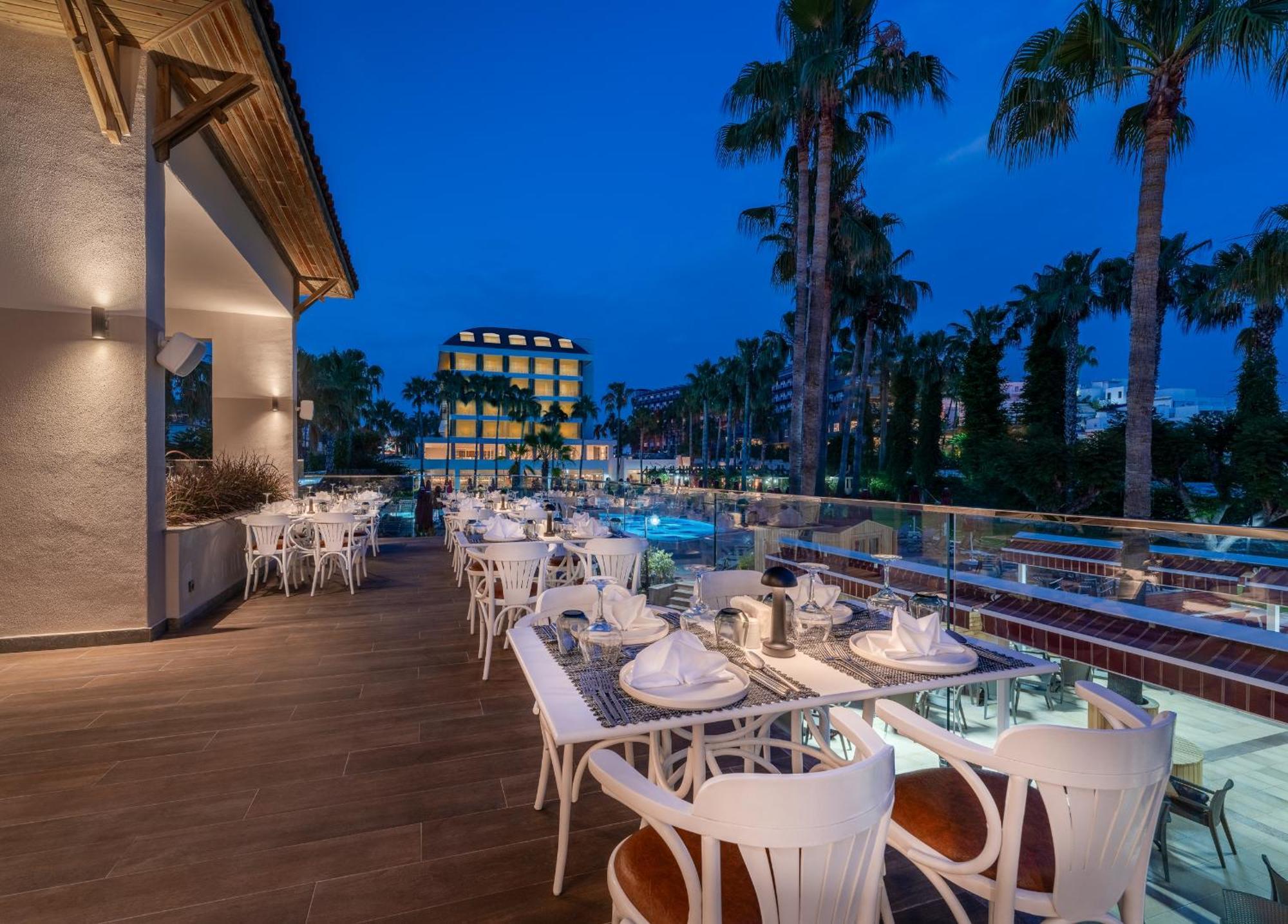 Trendy Palm Beach Adults Only Side Exterior photo