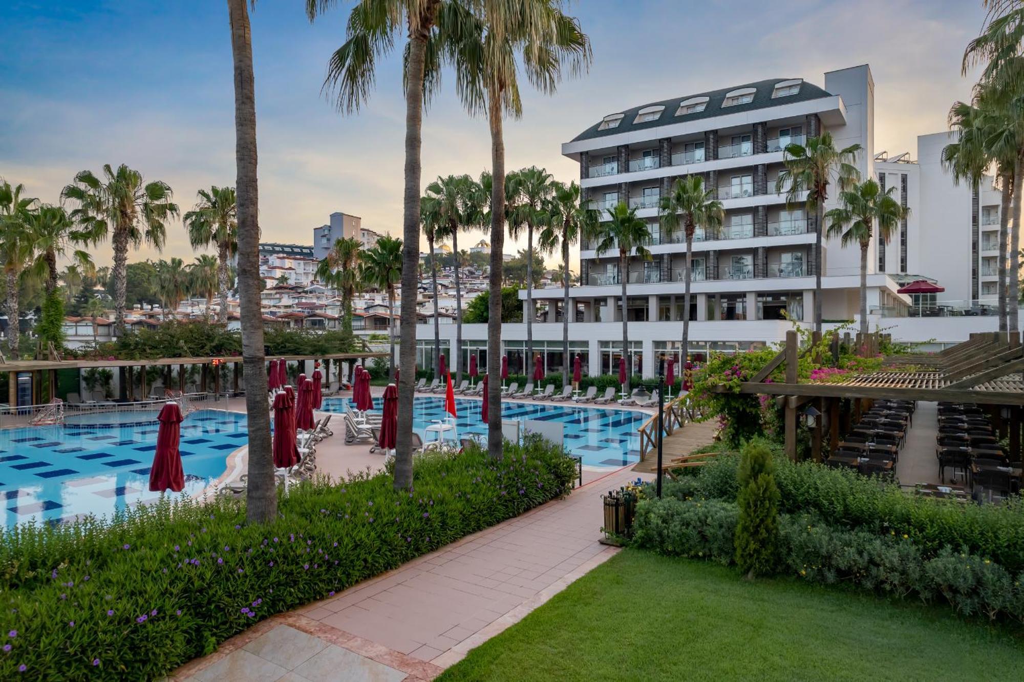 Trendy Palm Beach Adults Only Hotel Side Exterior photo