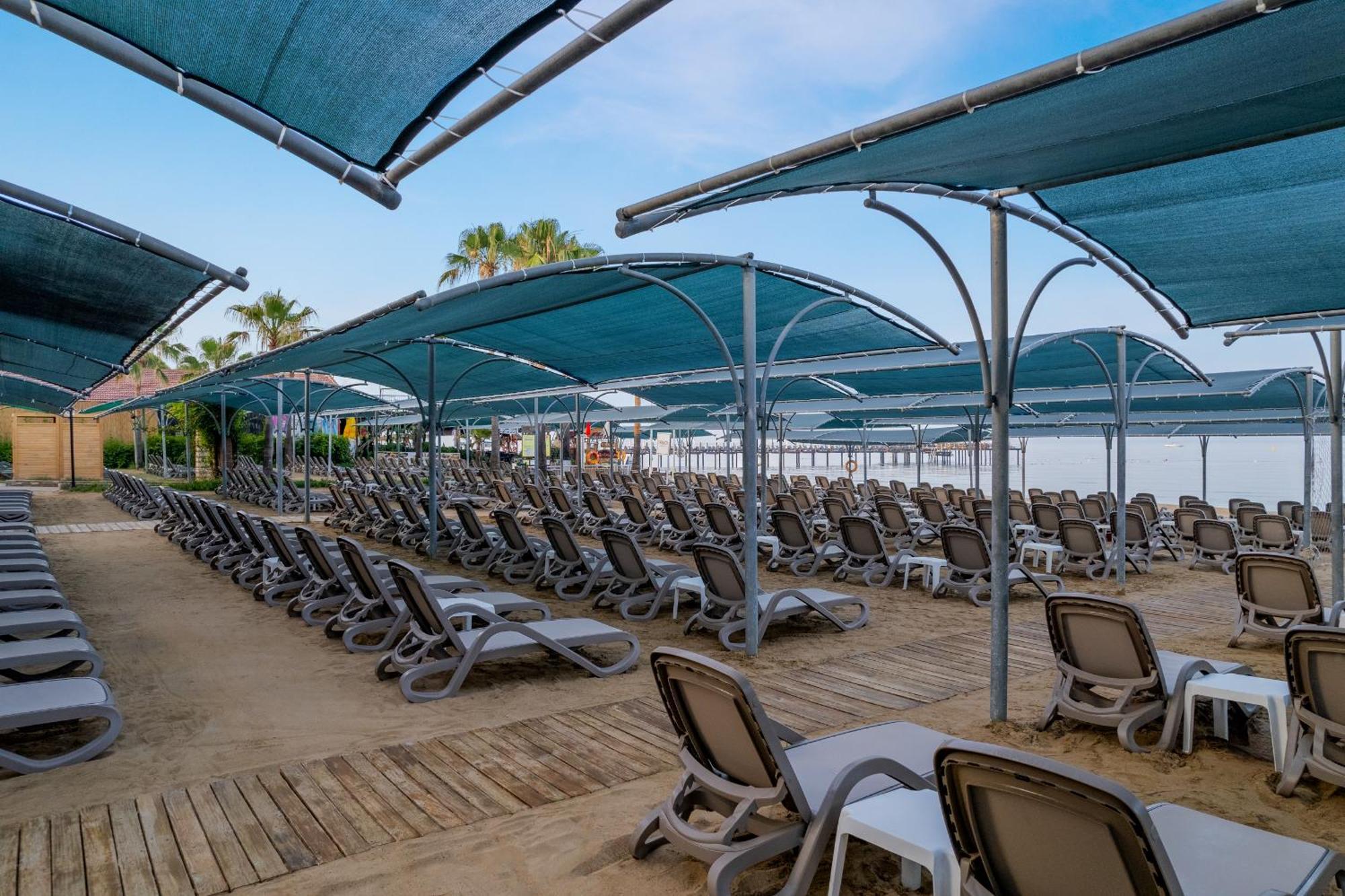 Trendy Palm Beach Adults Only Side Exterior photo